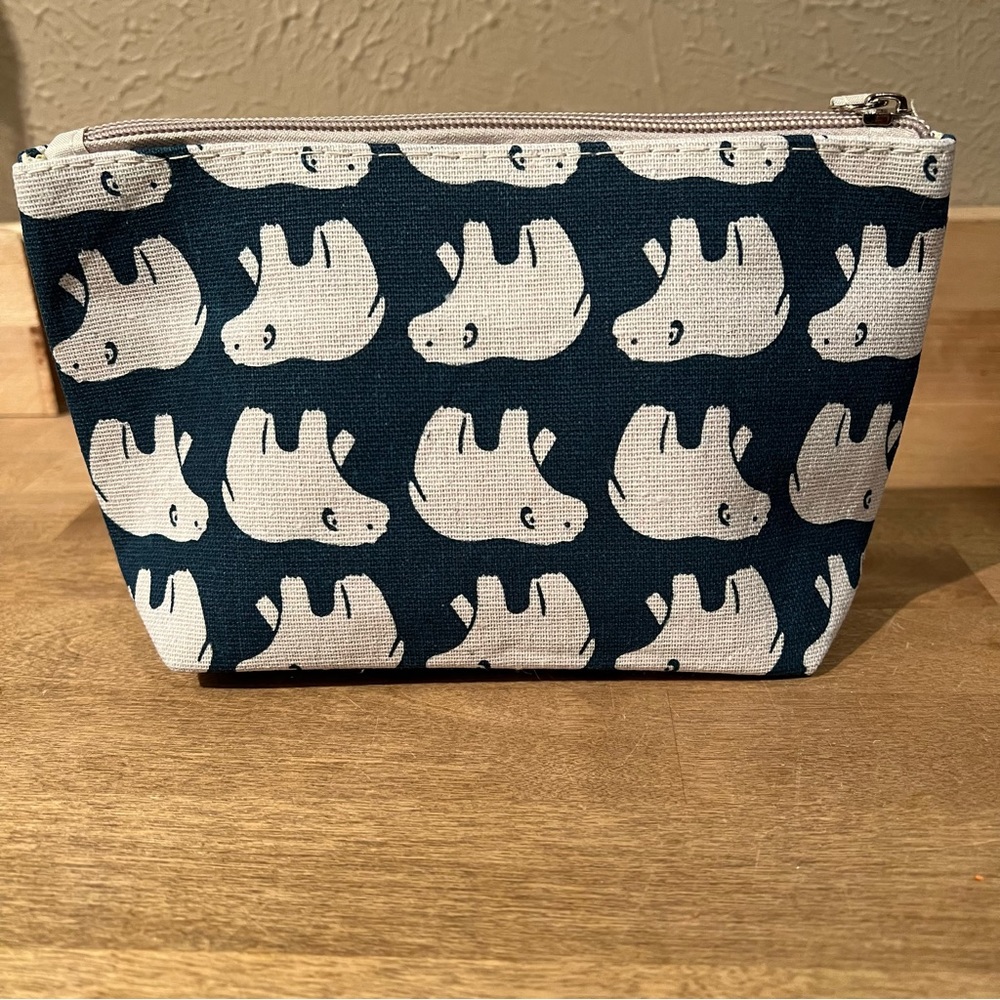 NWT Canvas Makeup Bag With Polar Bear Print - Picture 4 of 4